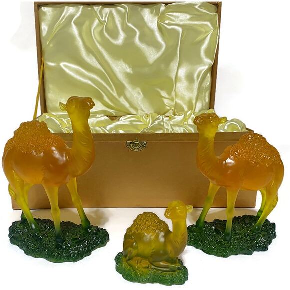 Camel Family Figurines Set of Three Pieces With Storage Box - Picture 7 of 16